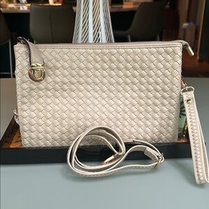 Elegant Cream Woven Clutch Bag(EUC)❤️